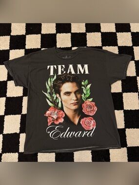 Spirit Halloween Graphic Team Edward Short Sleeve Tee